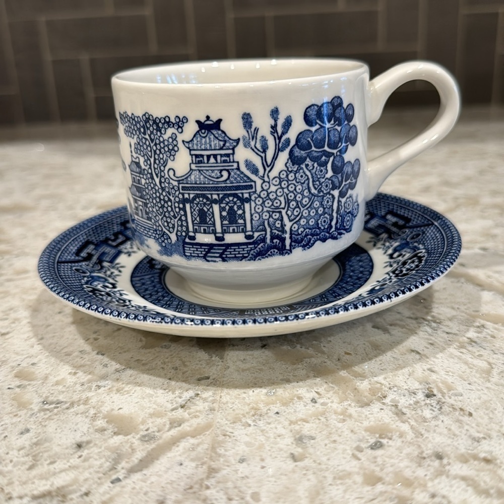 VINTAGE 1900’s~BLUE WILLOW~CHINOISERIE~3 CUPS & 4 SAUCERS~CHURCHILL ENGLAND~G23